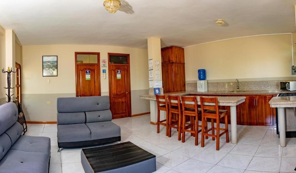פוארטו בקריסו מורנו Cucuve Eco Hostal מראה חיצוני תמונה